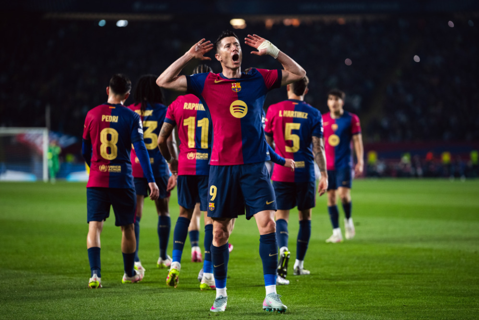 巴萨登顶,冲进欧冠四强赛场英文